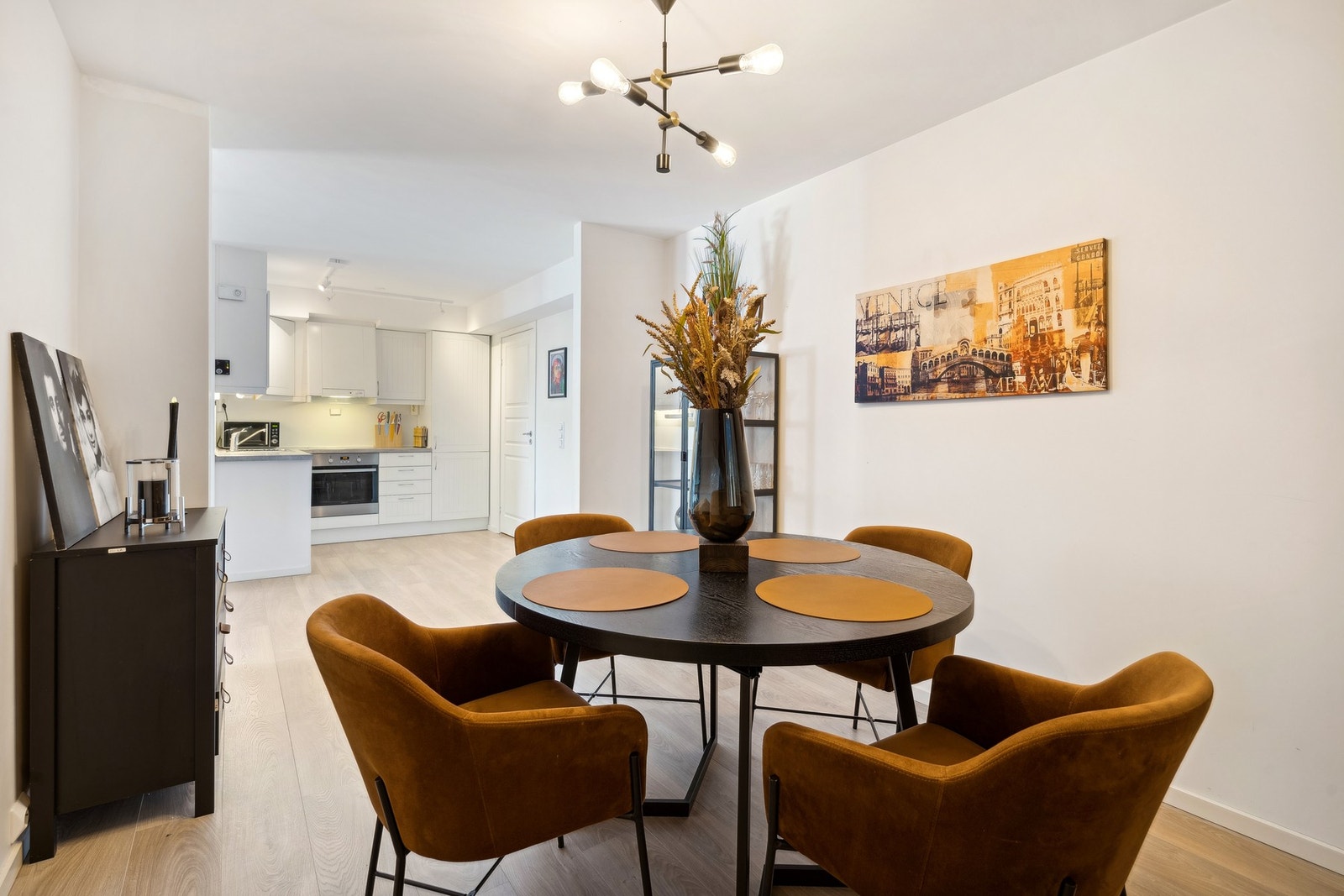 Naturlig sone for spisegruppe - Her har du kort vei fra kokkelering til servering av gjester Galleribilde