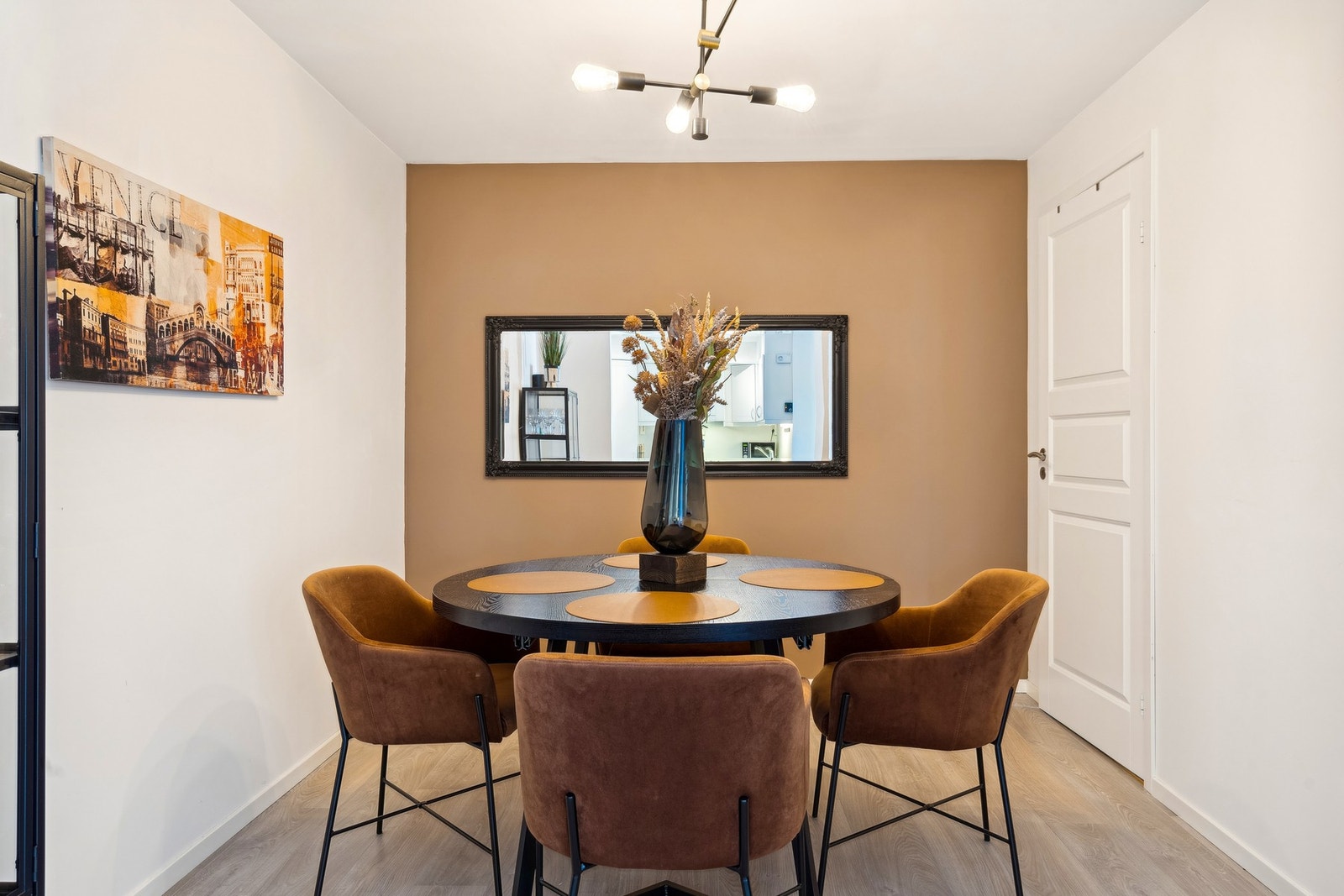 Inngang til soverommet fra dør til høyre i bildet Galleribilde