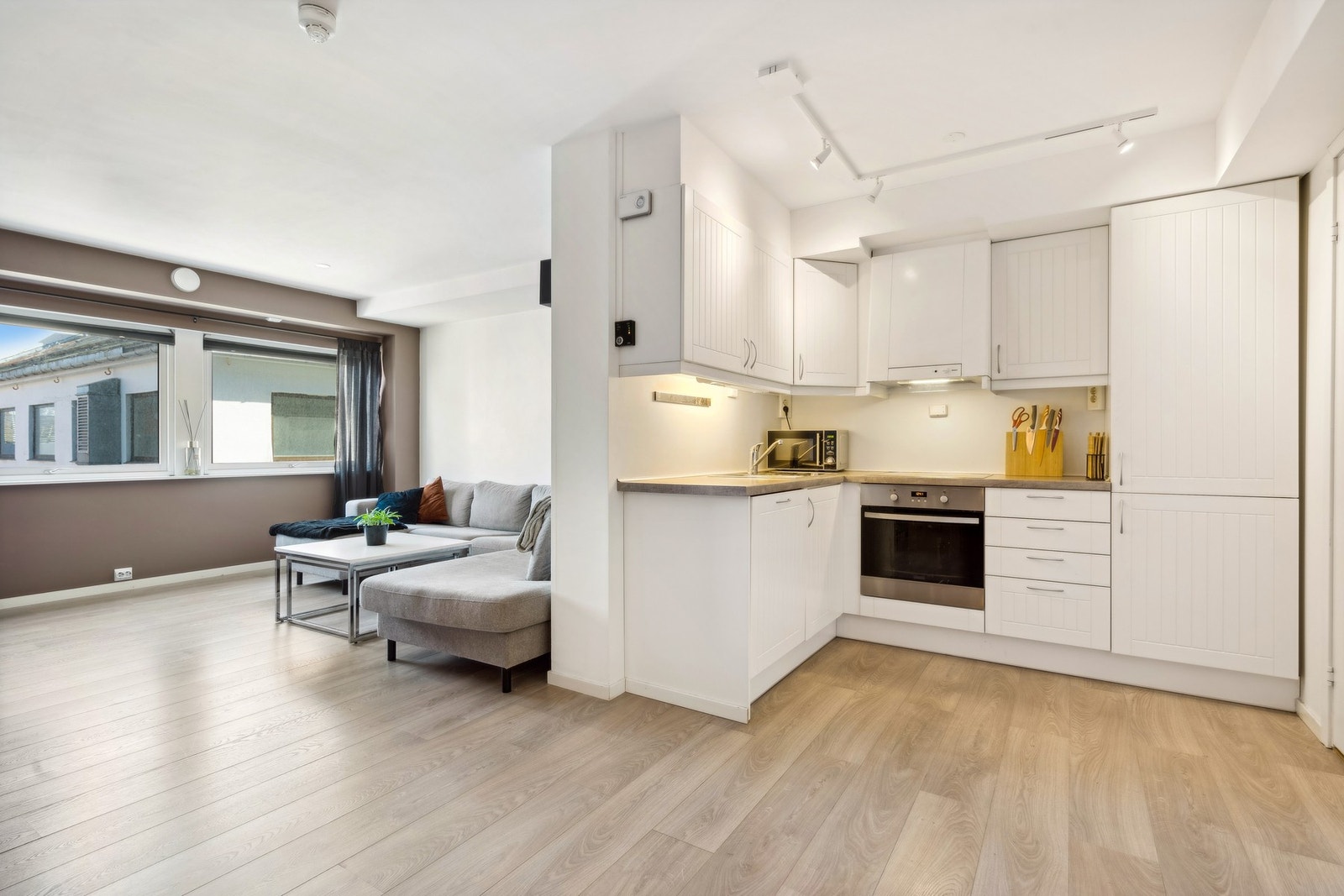 Arbeidsvennlig og stilrent kjøkken - Integrerte hvitevarer følger selvfølgelig med på handelen Galleribilde