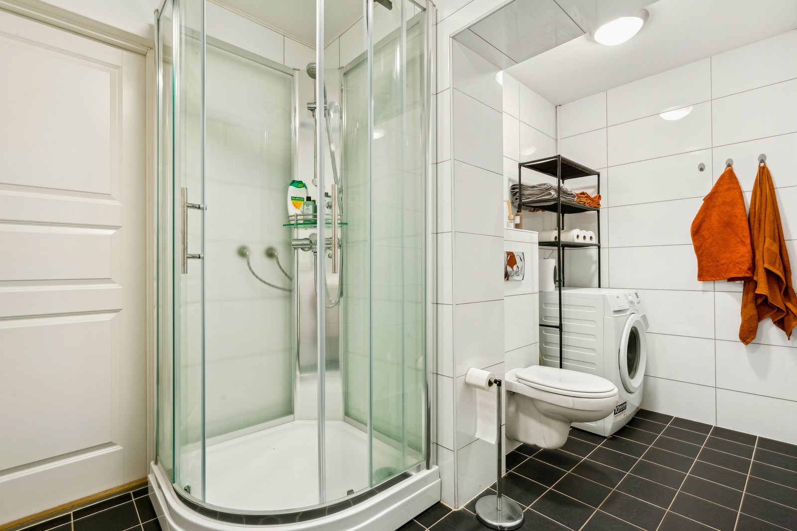 Helfliset bad med alle de nødvendige godene - Dusjkabinettet er nylig satt inn Galleribilde