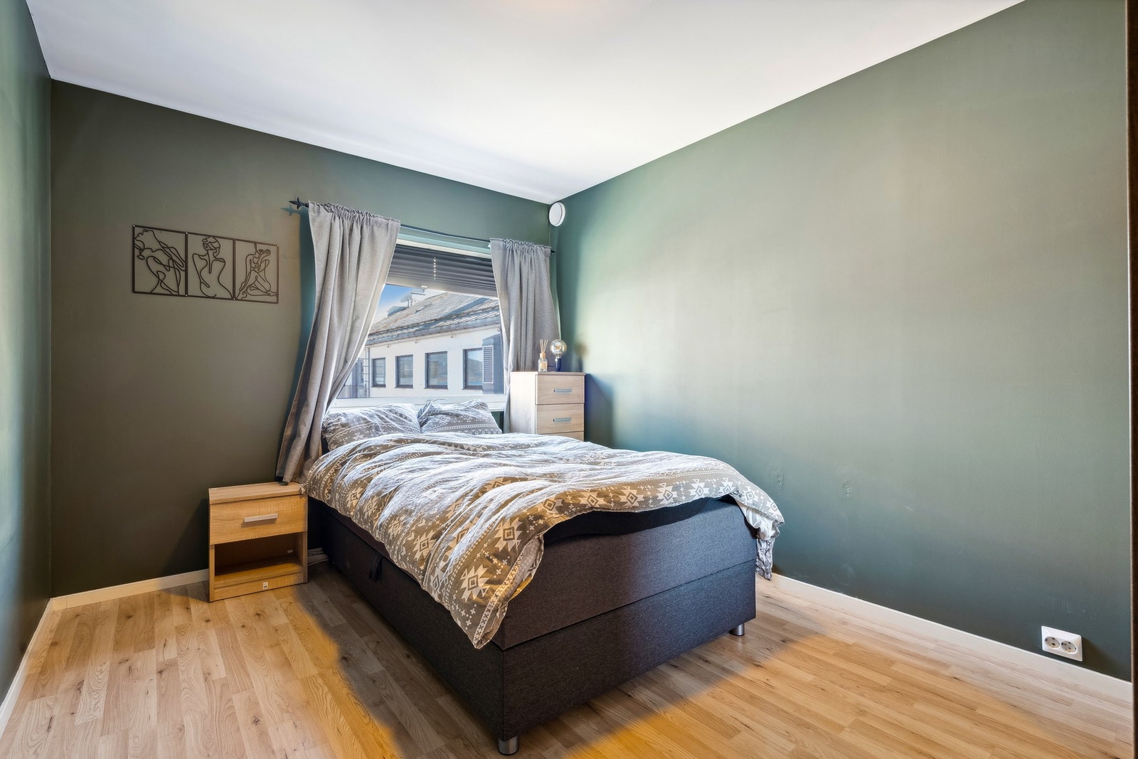 Her får du et romslig soverom med god plass til både garderobeløsning og skrivebord Galleribilde