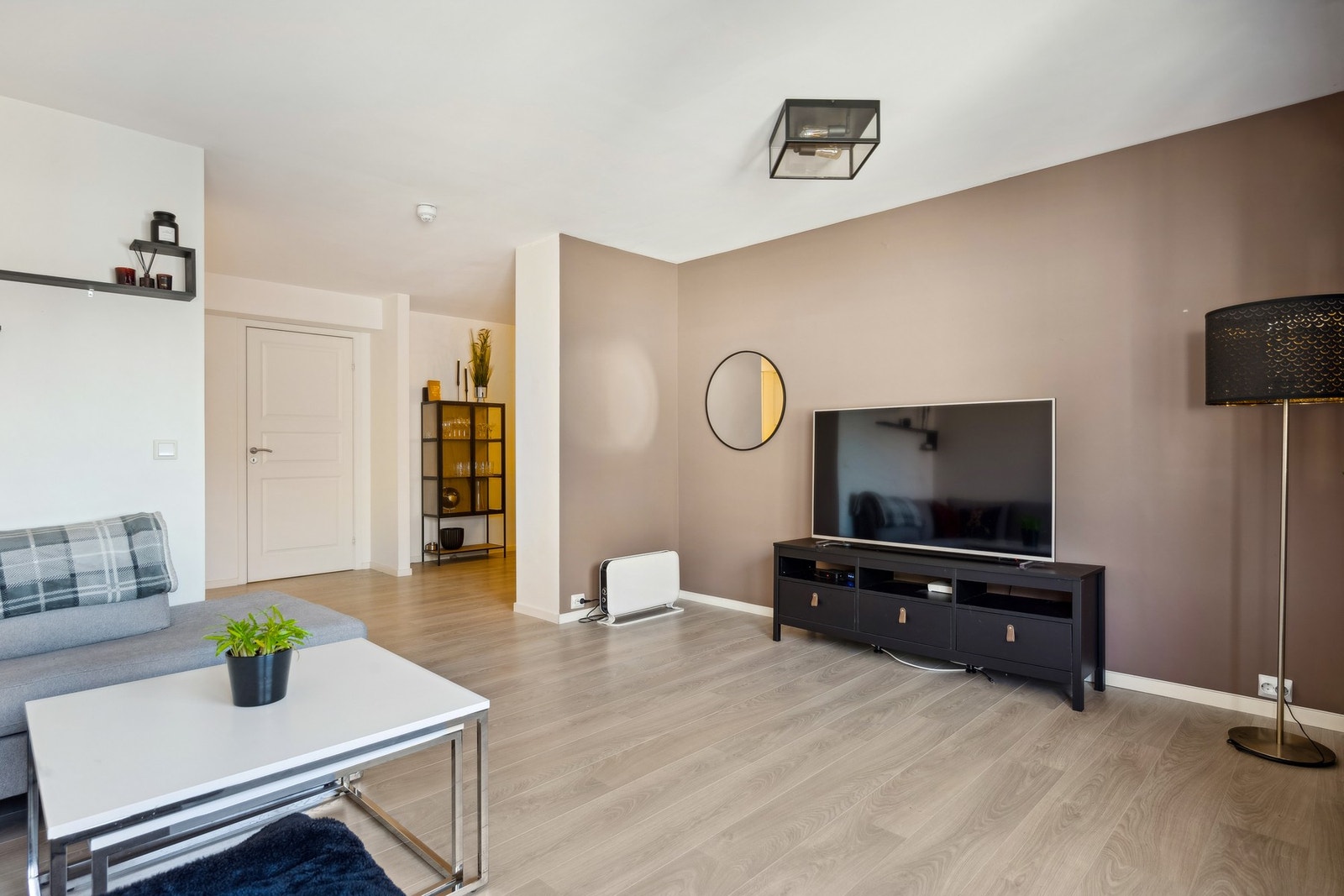 Leiligheten oppleves som lys og innbydende med gode kvaliteter som vannbåren varme og balansert ventilasjon Galleribilde