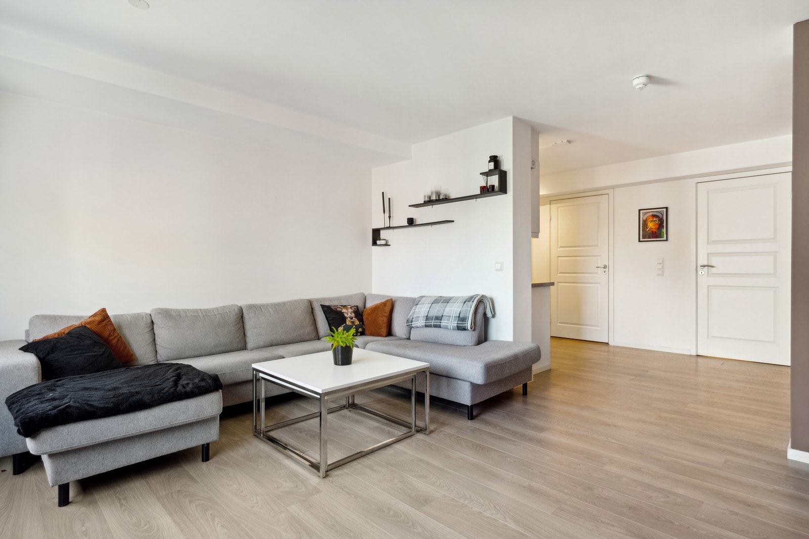 Åpen løsning mellom de forskjellige sonene gir leiligheten en romslig atmosfære Galleribilde