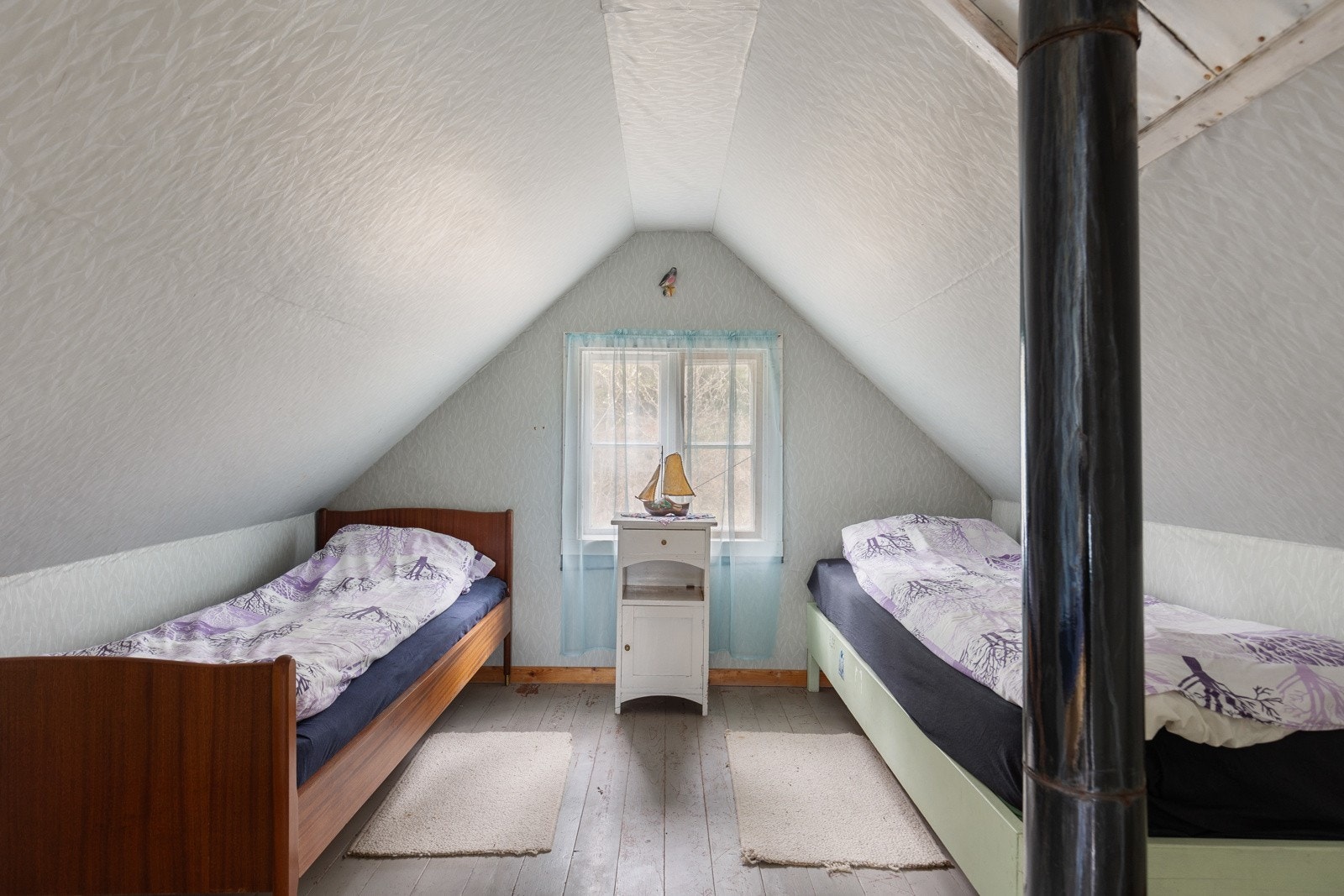 Overetasjen er innredet som to soverom Galleribilde