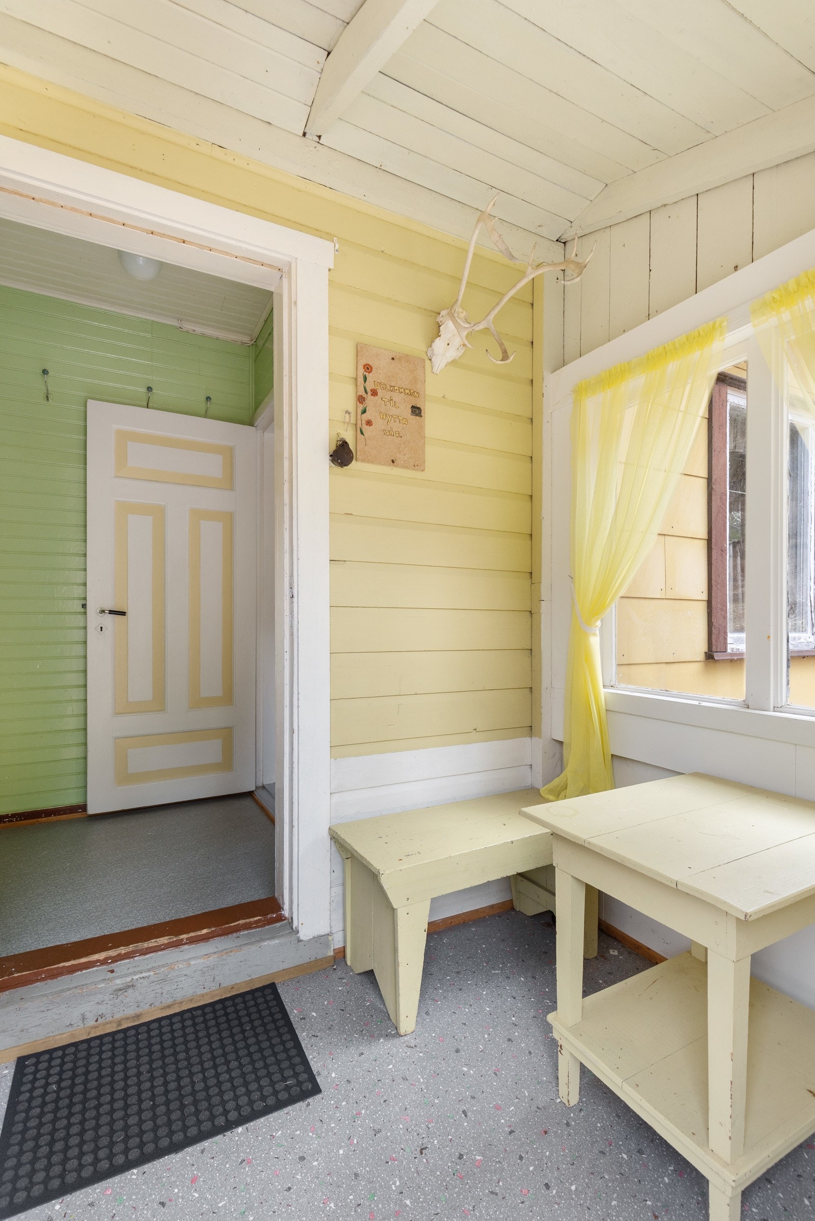 Lys entré hvor du enkelt kan henge fra deg yttertøyet Galleribilde