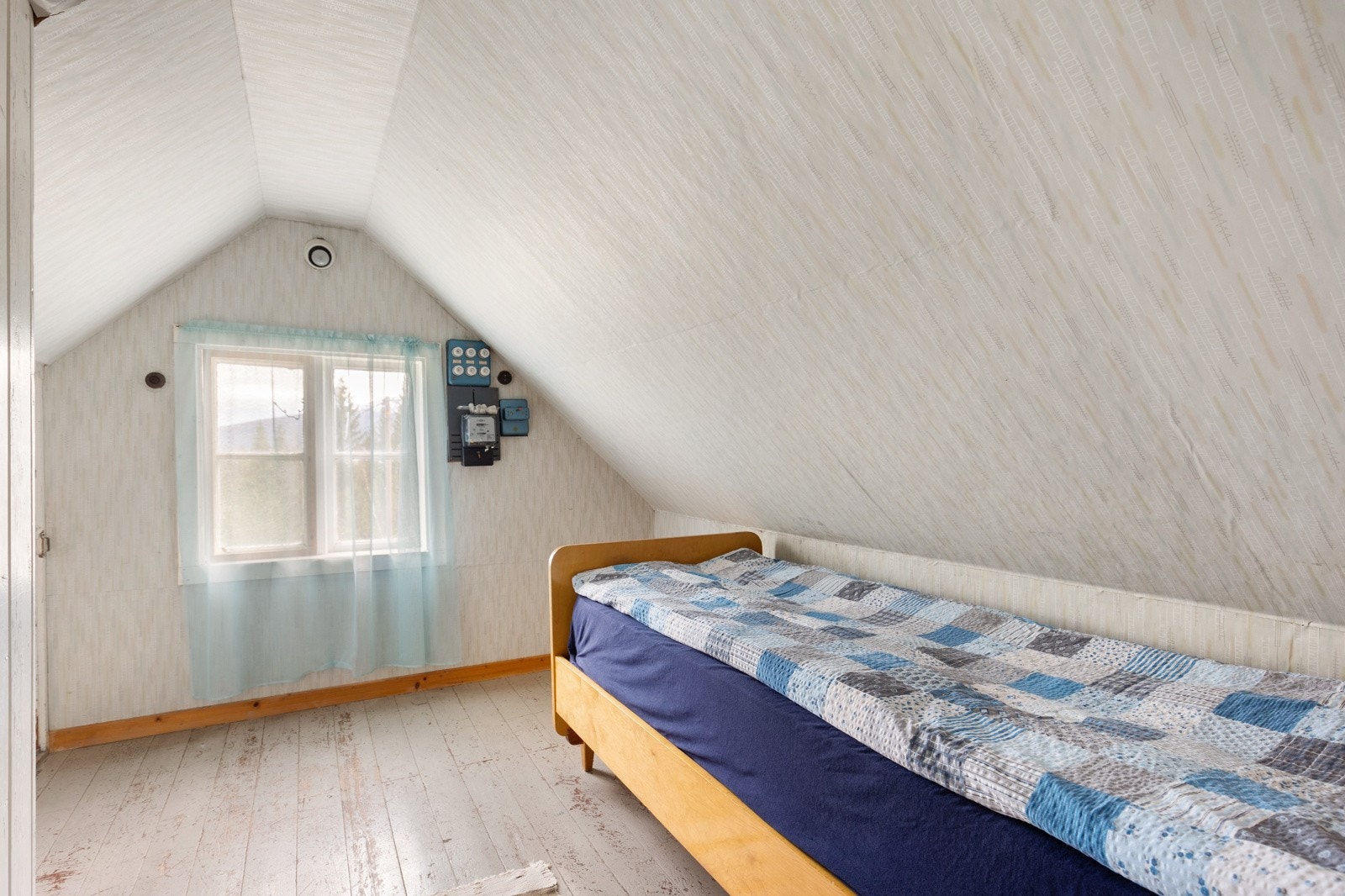 Rommer plass til seng, nattbord og garderobeløsning Galleribilde