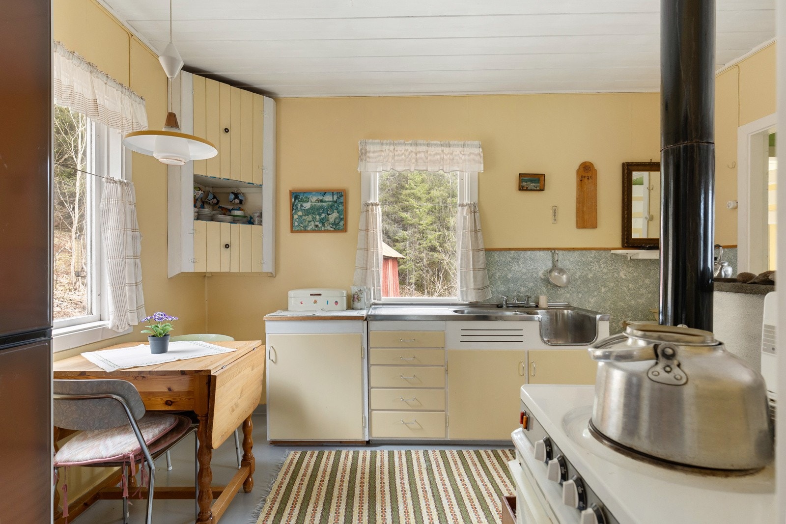 Det er plass til hyggelig spiseplass ved vinduet på kjøkkenet Galleribilde