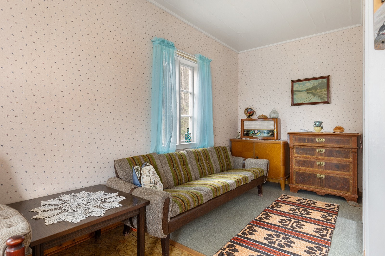 Det er plass til flere sittegrupper i stuen Galleribilde