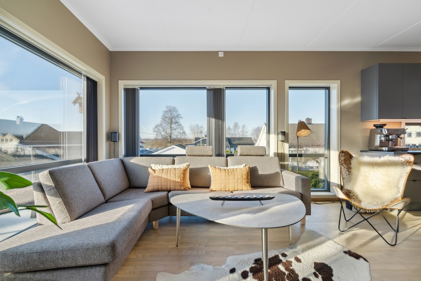 Innvendig fremstår leiligheten som gjennomgående stilren og delikat og innehar rikelig med vindusflater som slipper inn mye naturlig sollys. Galleribilde