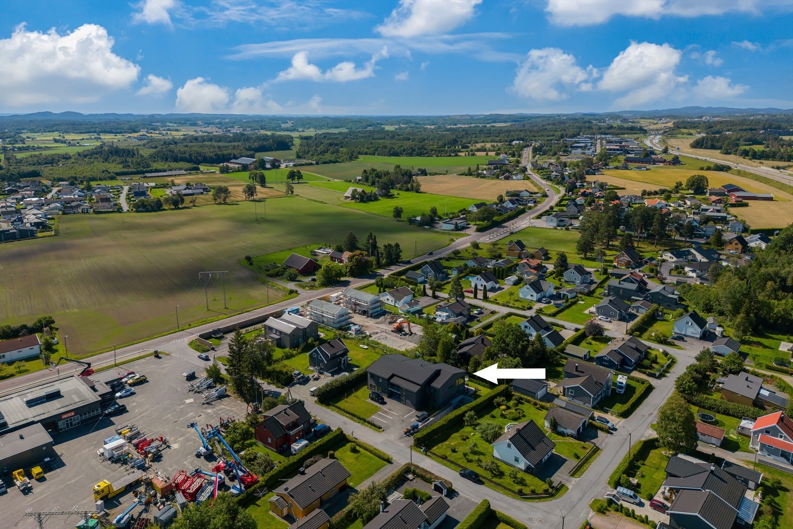 Området har nærhet til skoler og barnehager, noe som forenkler hverdagen til barnefamilier, samt gode bussforbindelser til sentrum og få minutters kjøring til Sandefjord Lufthavn. Galleribilde