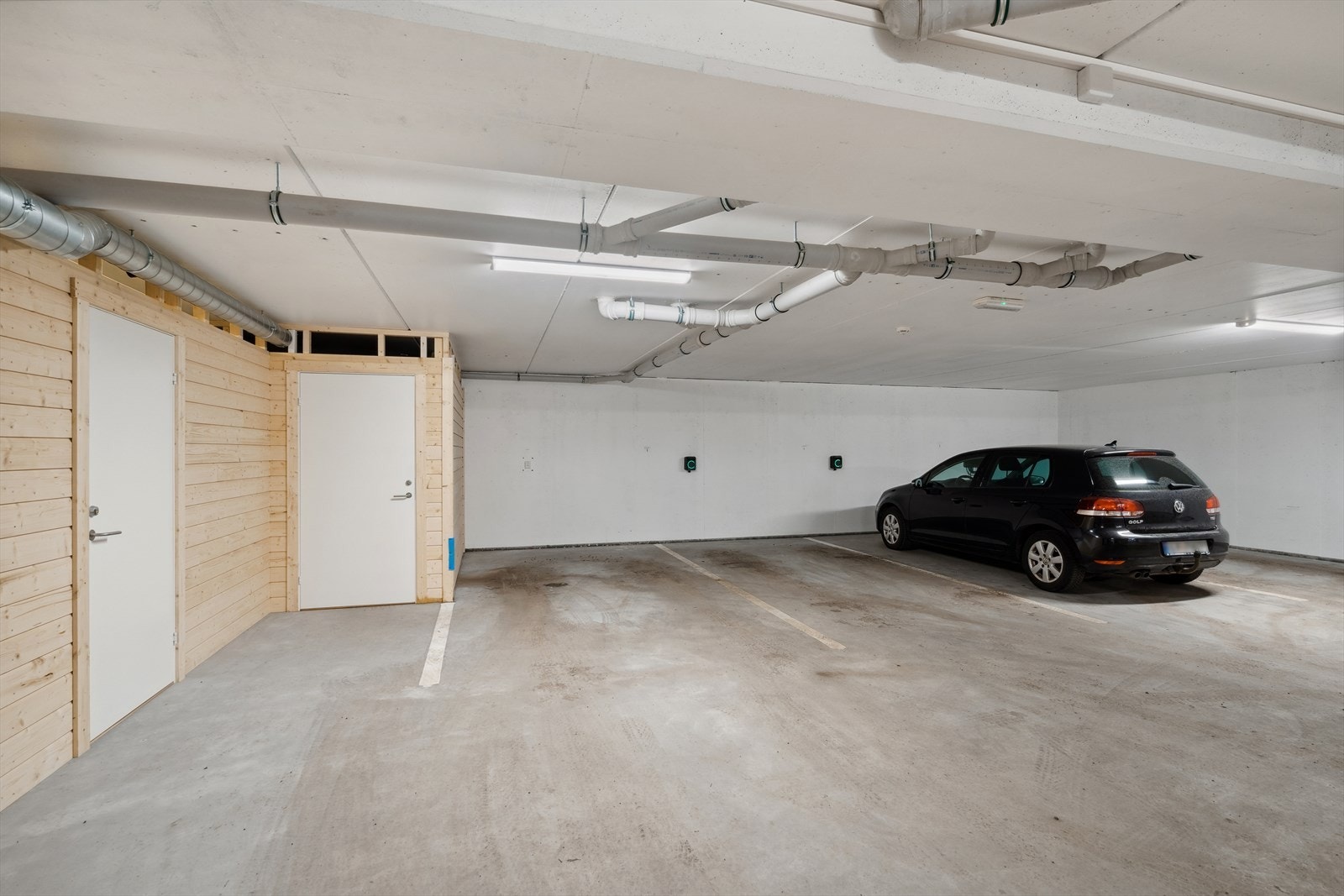 P-plass i felles garasjekjeller, montert elbillader. Galleribilde