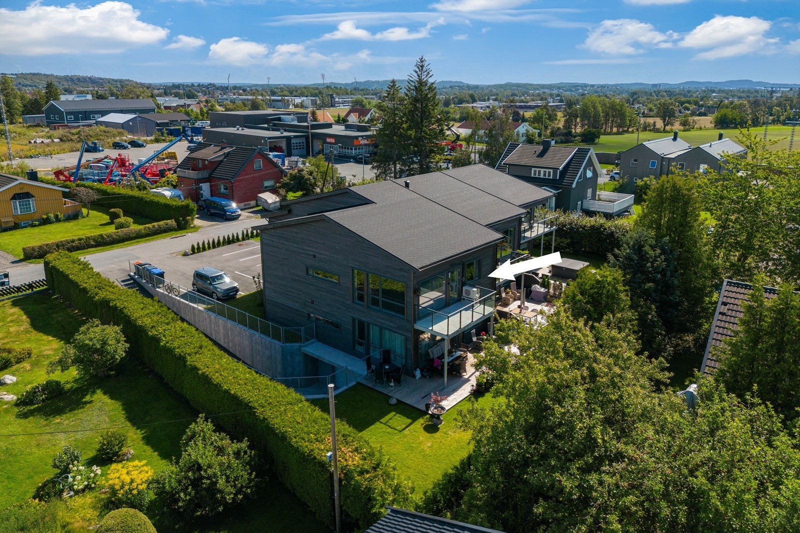 Leiligheten ligger i andre etasje (toppetasjen) i bygget og ligger på hjørnet mot vest med store
vindusflater, hyggelig utsyn og flotte solforhold. Galleribilde