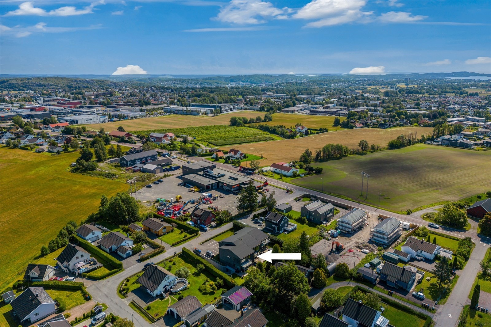 E18 ligger ikke langt unna. Derfra er veien kort enten du skal med bil eller buss til de andre Vestfoldbyene, Torp Sandefjord Lufthavn eller Oslo. Galleribilde