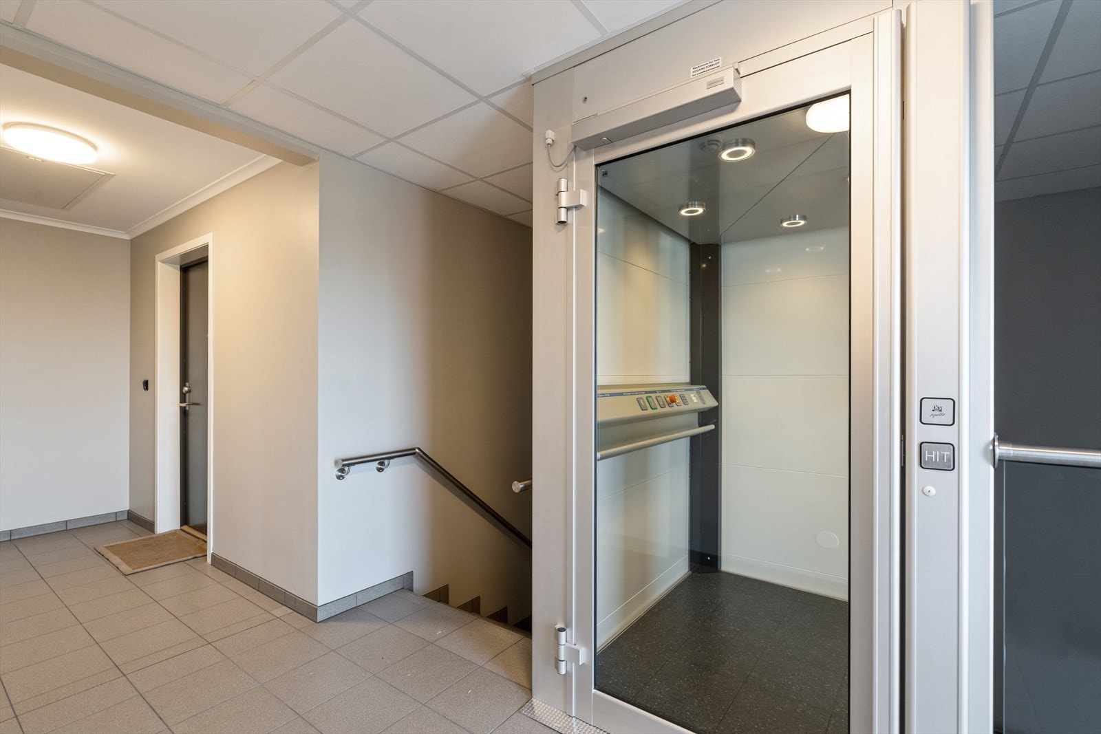 Heis i bygget rett ved inngangsdøren til leiligheten. Galleribilde