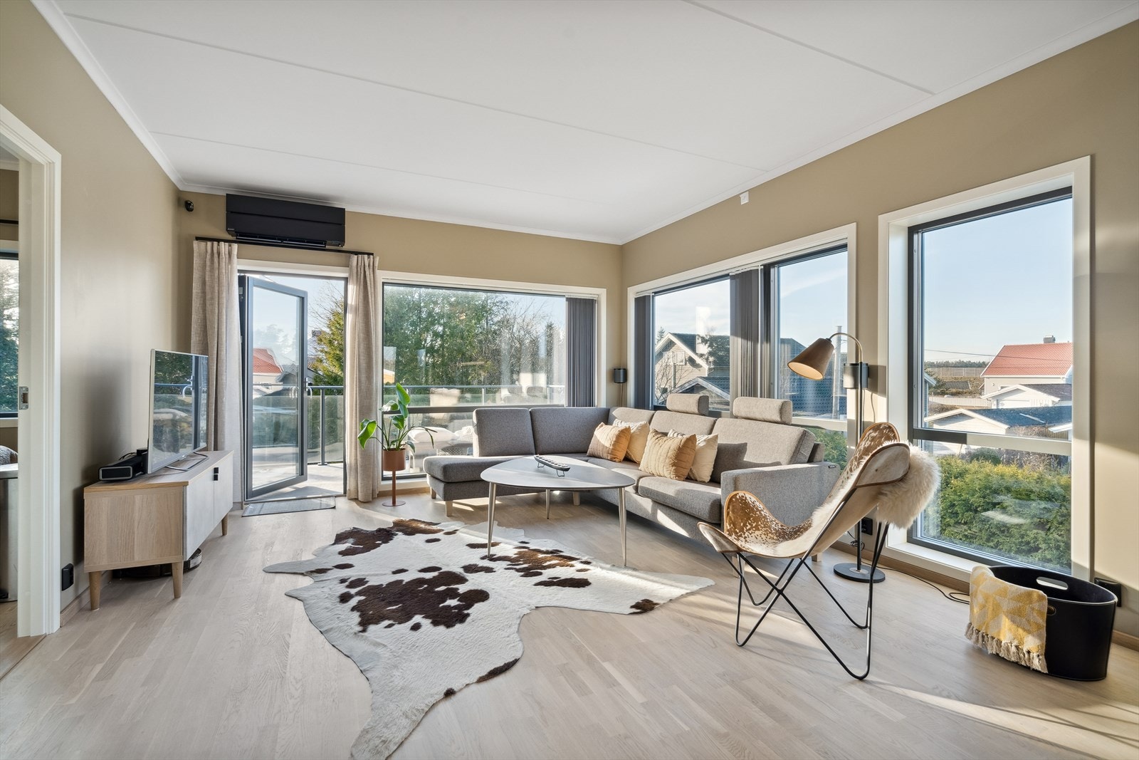 Utgang til vestvendt balkong fra stuen. Galleribilde