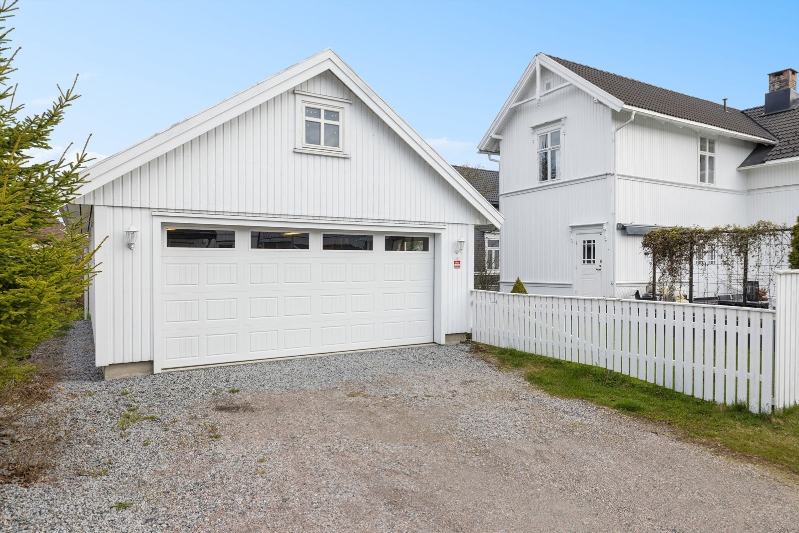 Parkering i flott dobbel garasje. Galleribilde