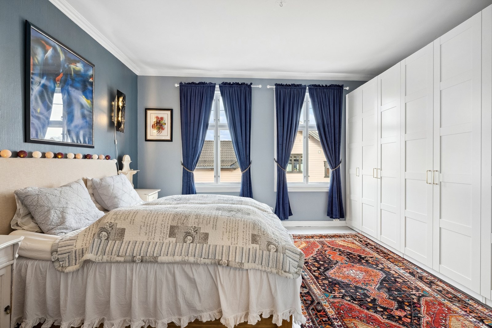 Hovedsoverom med god plass til både dobbeltseng og garderobe. Galleribilde