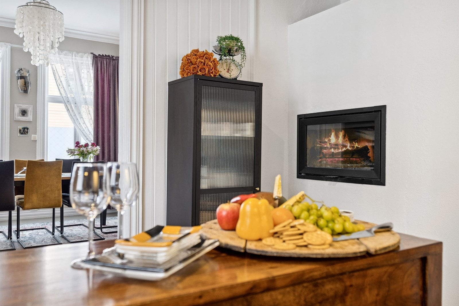 Også på kjøkkenet finner du en flott peis. Galleribilde