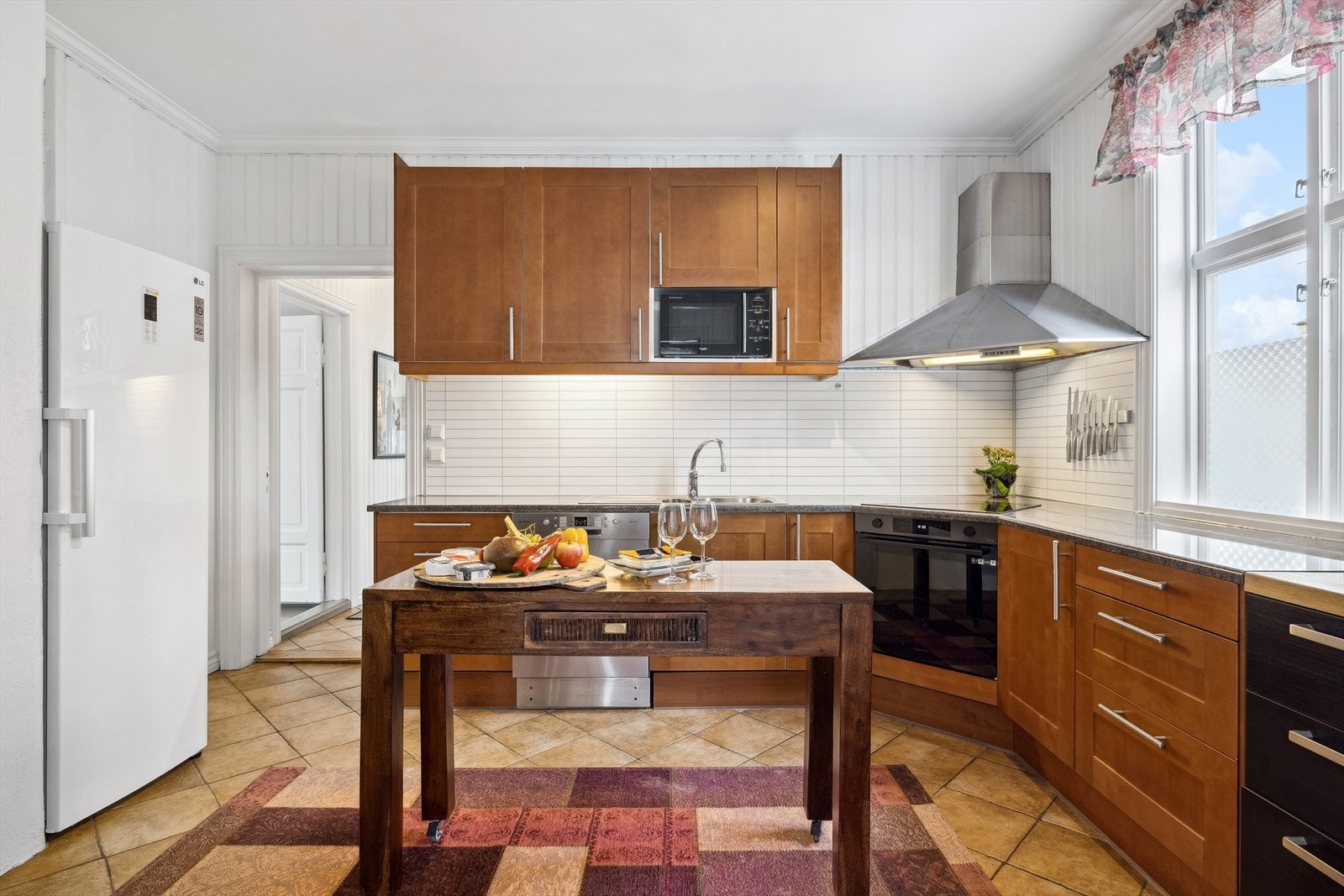 Kjøkkenet er av god størrelse og fremstår som pent kjøkken. Galleribilde