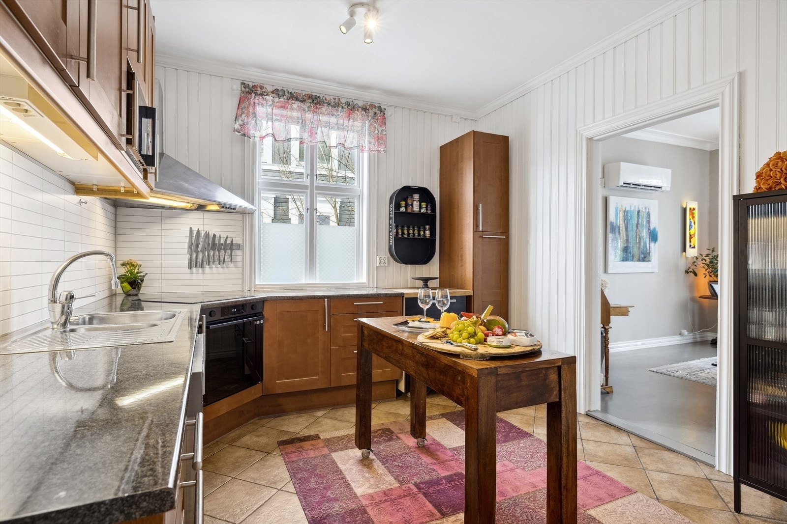 Kjøkkenet er innholdsrikt og godt utnyttet med skap- og benkeplass. Galleribilde