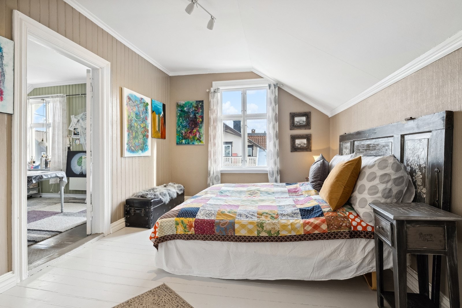 Soverommene fremstår som lyse og fine soverom. Galleribilde