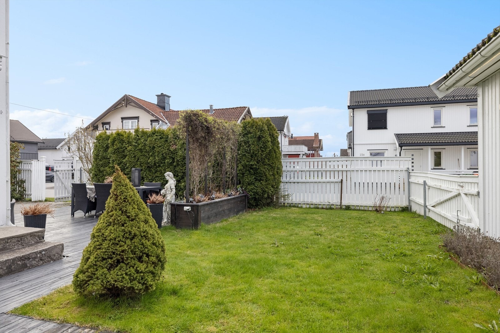 Uteområdet er inngjerdet og fremstår som naturlig skjermet av vakker beplantning. Galleribilde