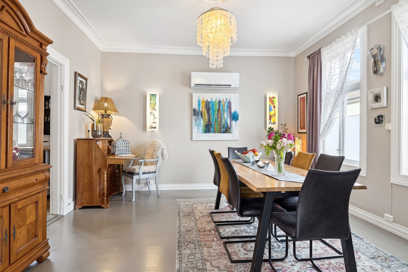 Stuene nyter godt av naturlig dagslys fra flere gode vindusflater. Galleribilde