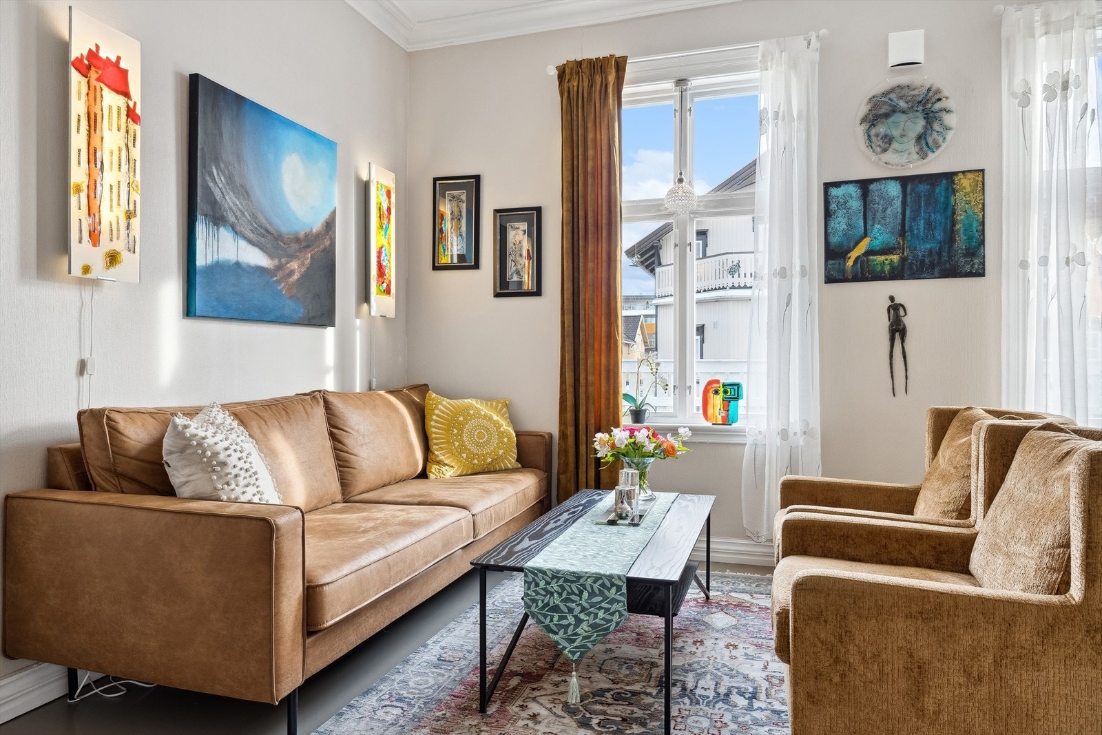 Stuen er av god størrelse og fremstår som et lyst og pent oppholdsrom Galleribilde