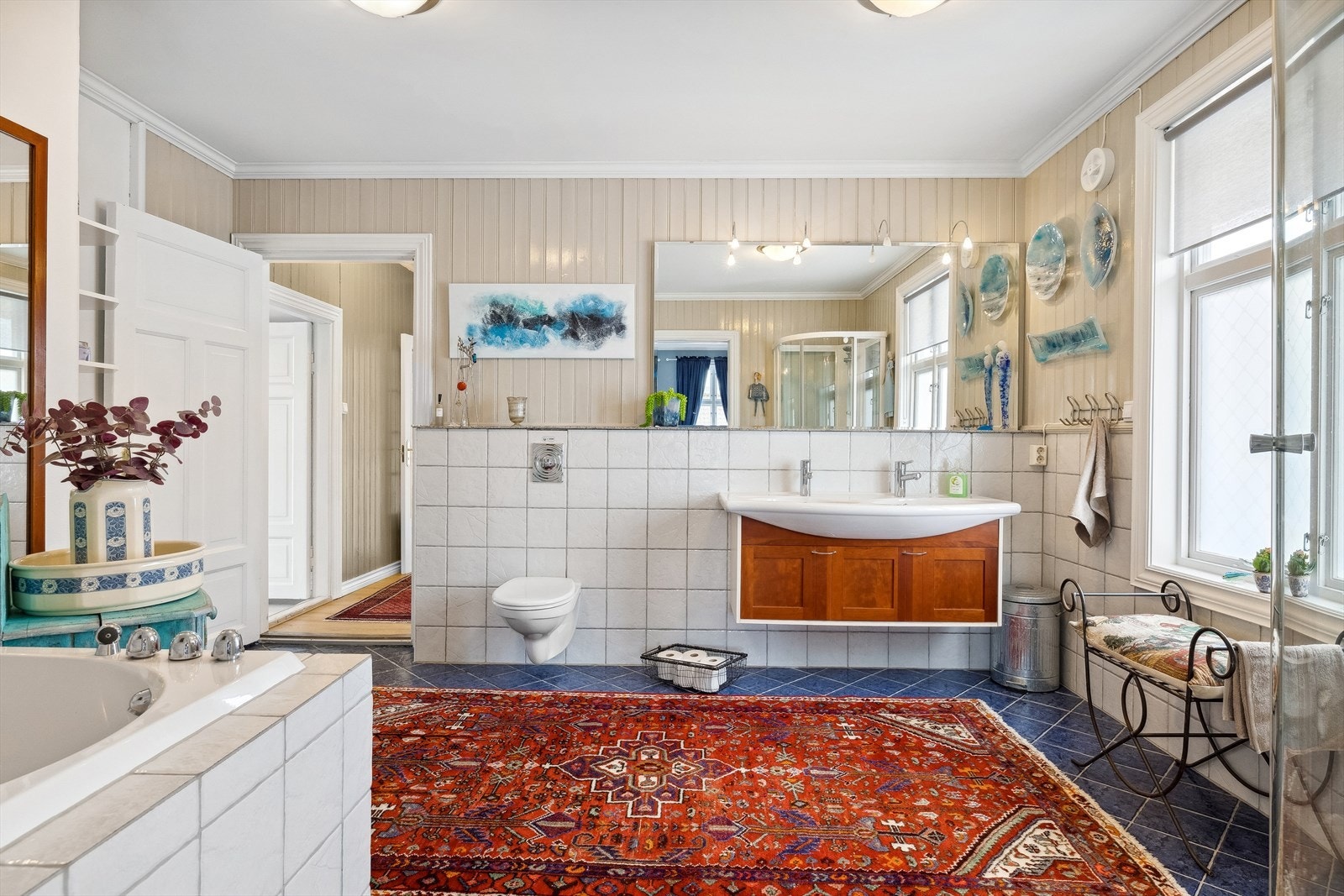 Baderommet er utstyrt med toalett, dobbelservant, badekar og dusj. Galleribilde