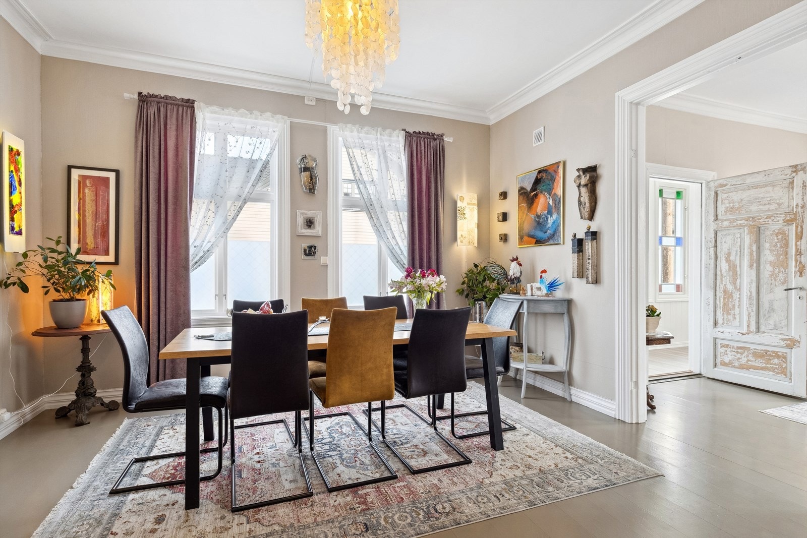 Videre kommer du til øvrige rom i 1. etasjen som består av stuer, kjøkken og baderom. Galleribilde