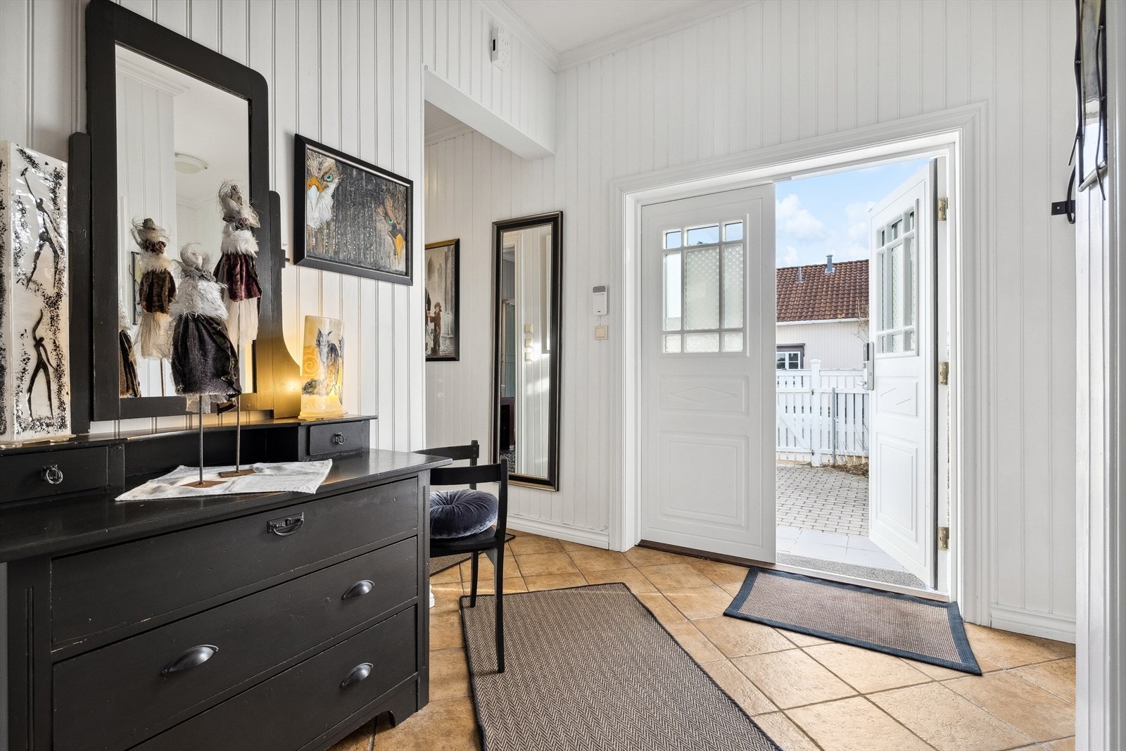 Innvendig kommer du inn til en lys og romslig entrè med god plass til yttertøy og ønsket entrémøblement. Galleribilde