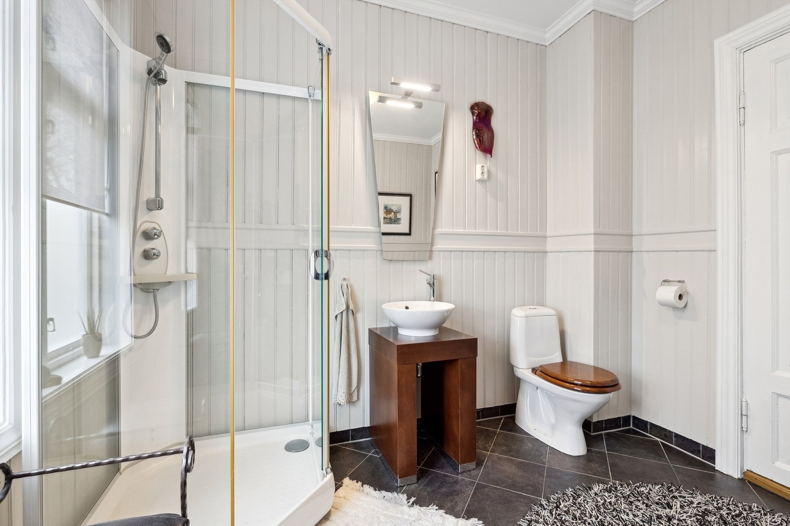 Lyst baderom i 1. etasjen. Galleribilde