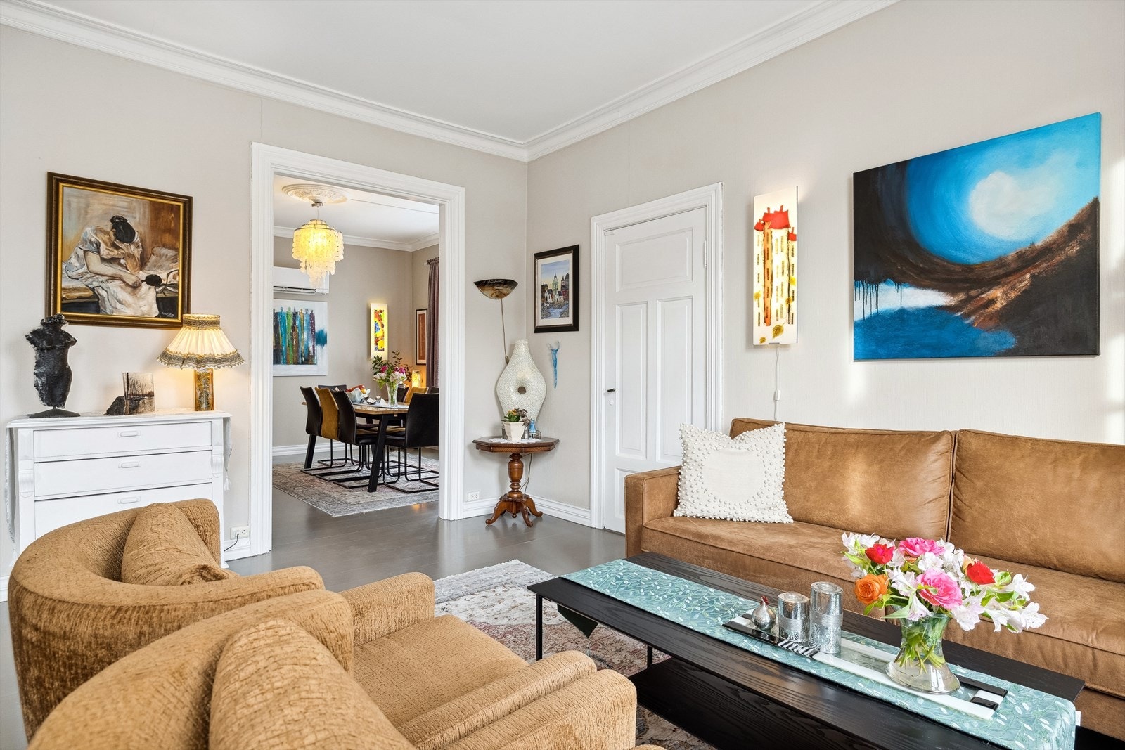 Boligen har en flott, gjennomgående stue- og spisestue løsning. Galleribilde