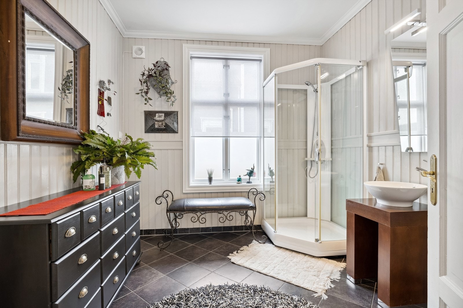 Baderommet er innredet med toalett, servant og dusjkabinett. Galleribilde