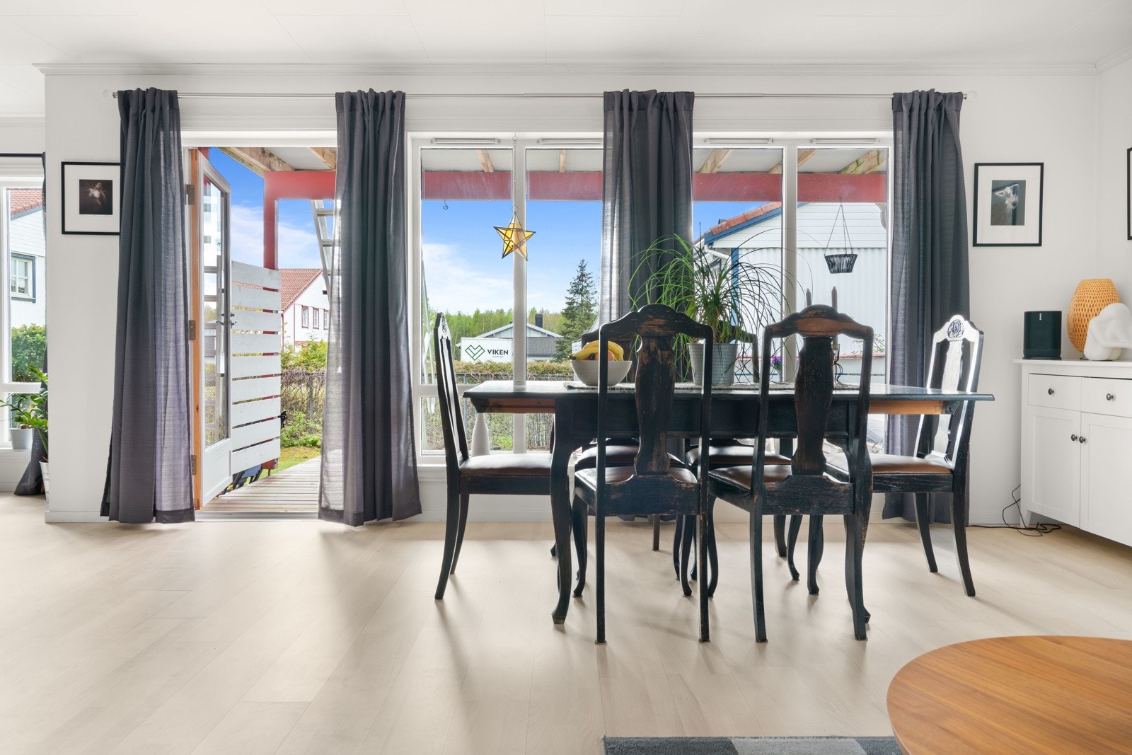 Store vinduer mot vestvendt uteplass Galleribilde