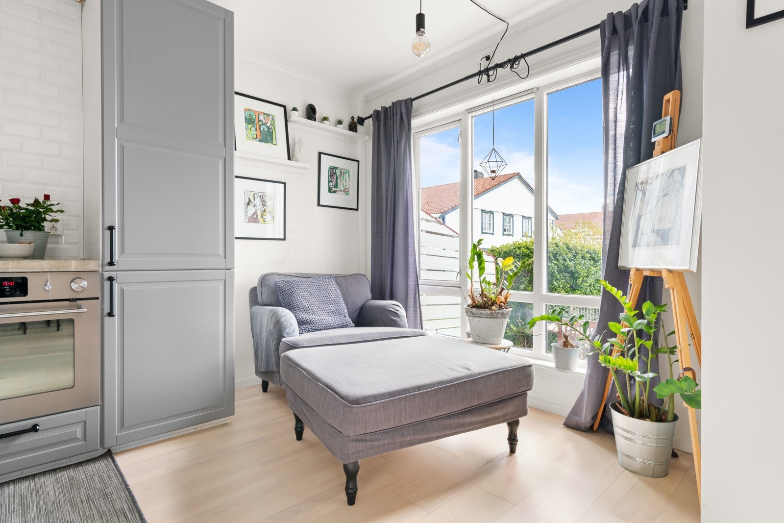Det er også god plass for spisebord ved kjøkkenet Galleribilde