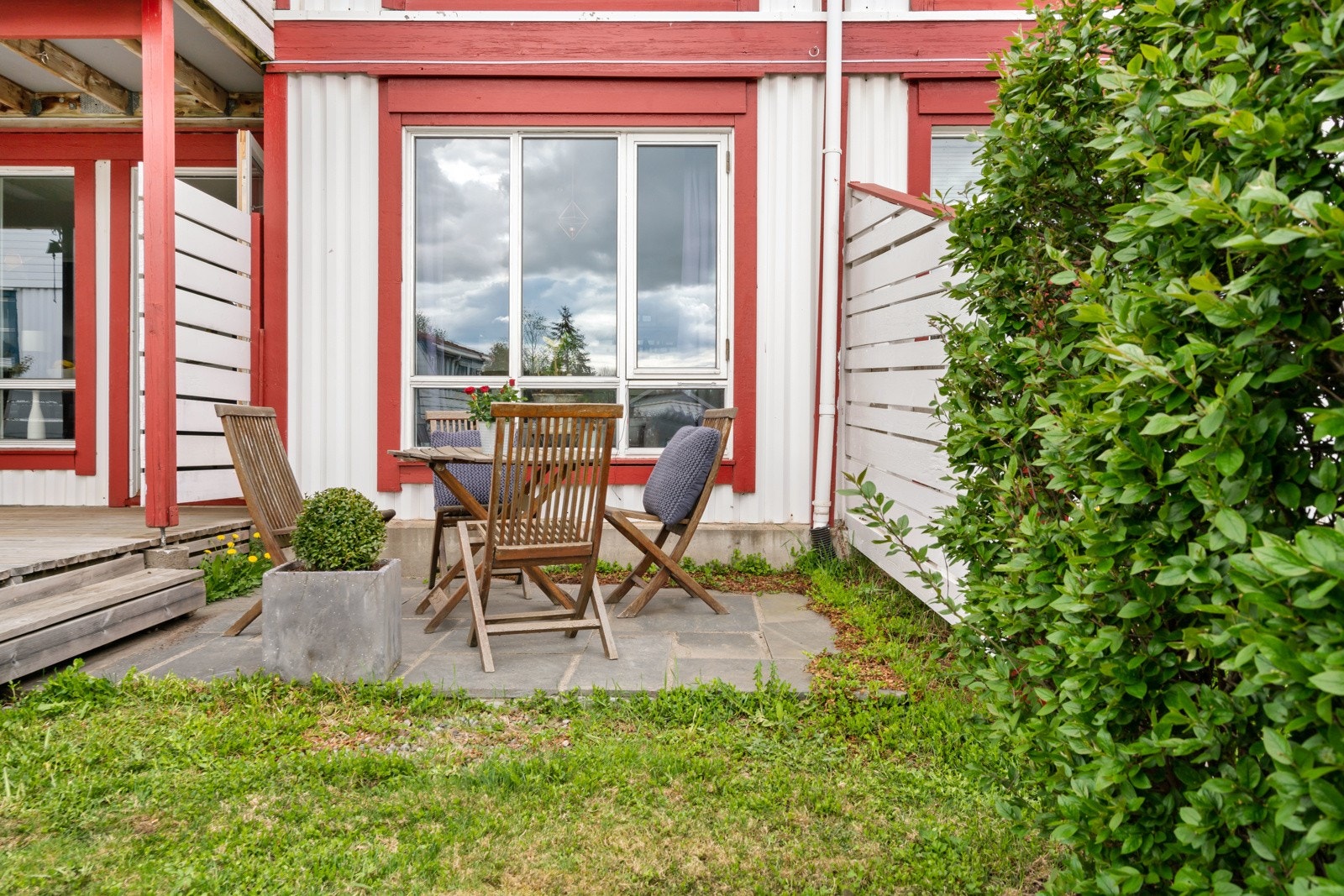 Hyggelig og solrik uteplass Galleribilde