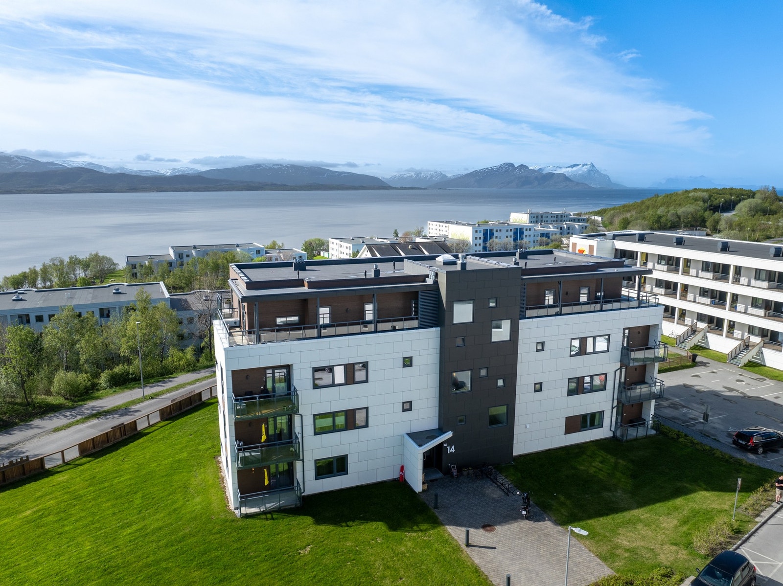 Boligen har flott beliggenhet på fremste boligrekke i feltet, og er godt skjermet fra innsyn og trafikk. Galleribilde