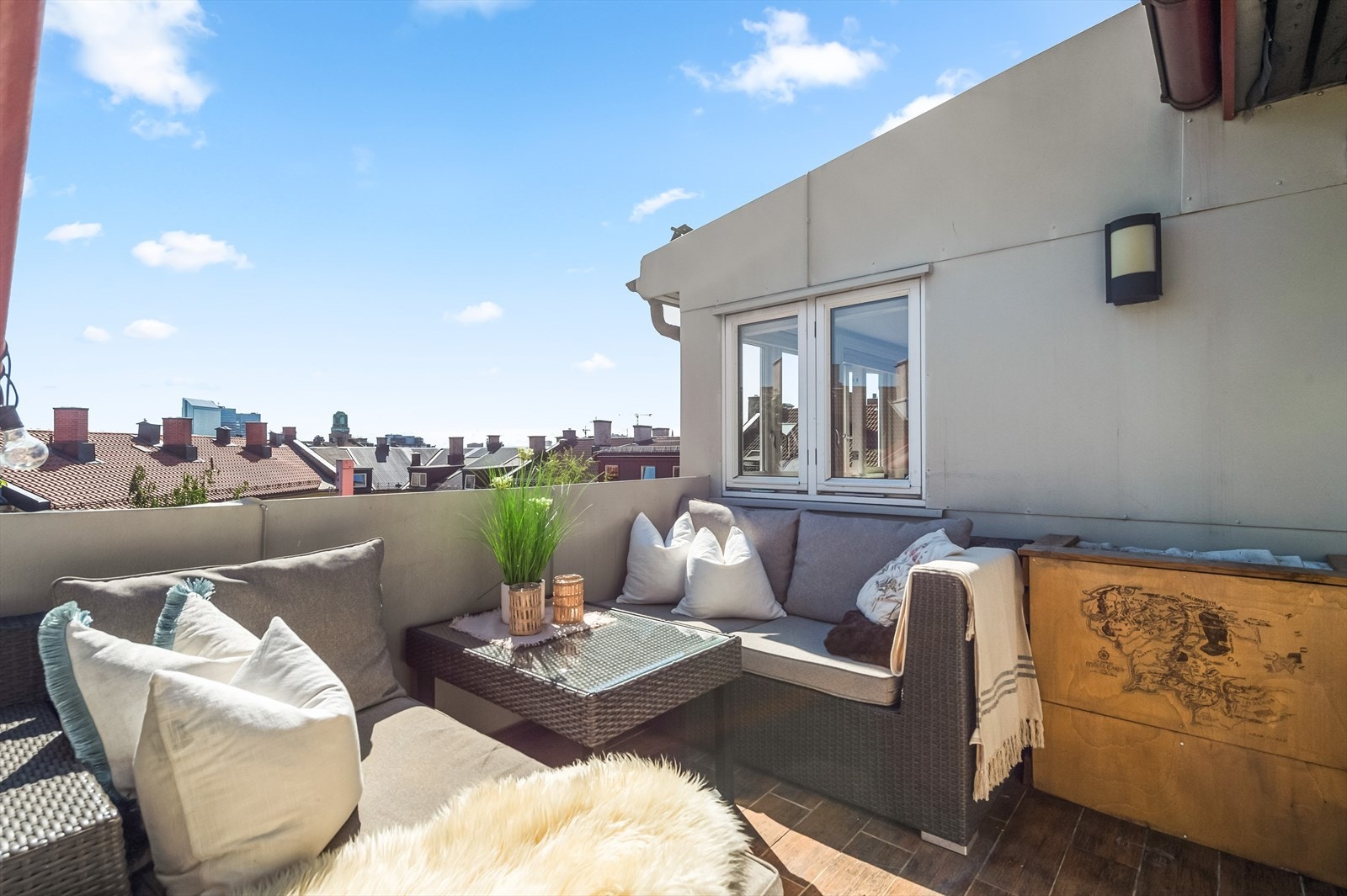 Sommerdager kan tilbringes på denne lekre terrassen. Her har du flere møbleringsmuligheter! Galleribilde