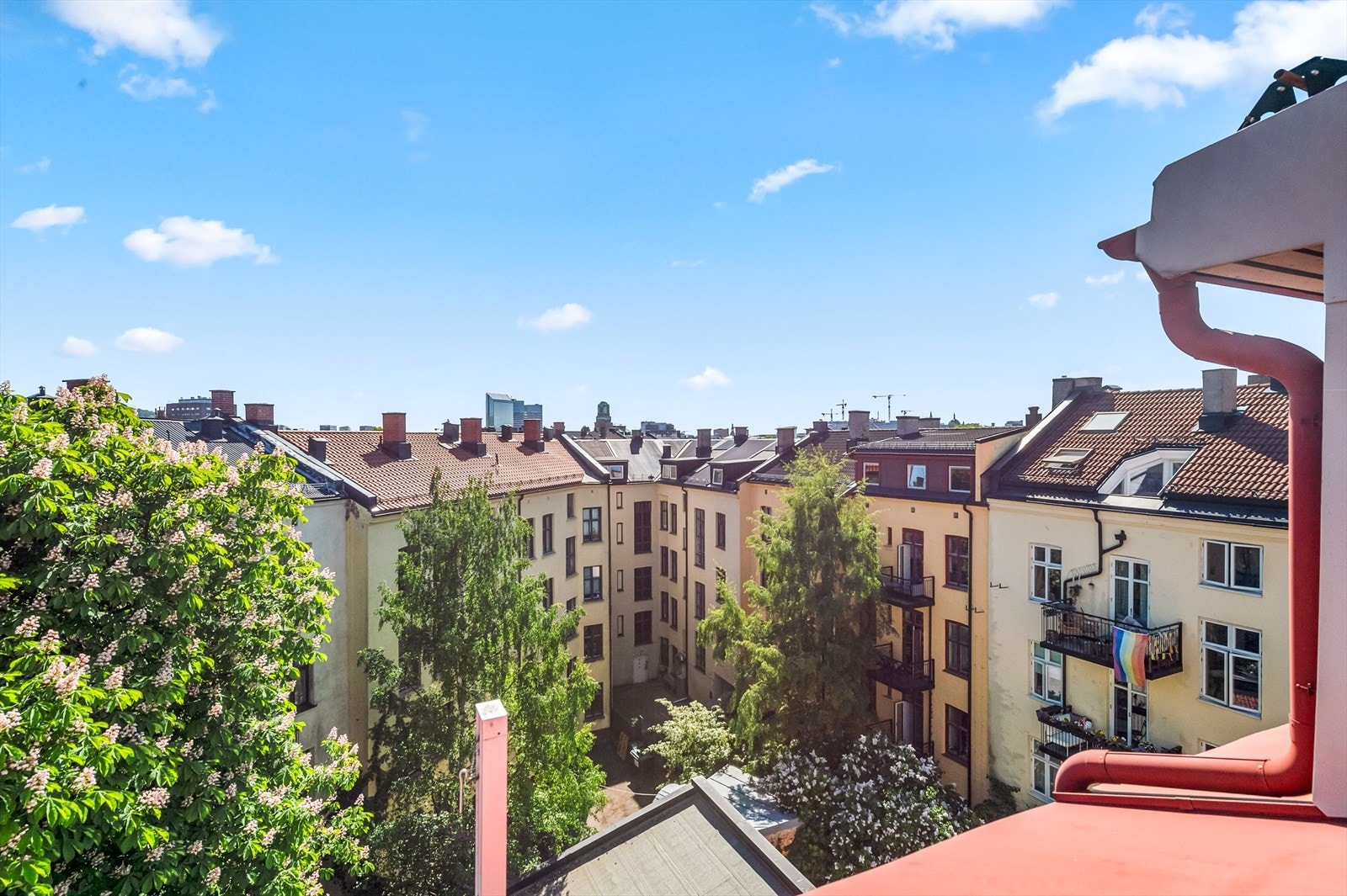 Flott utsyn fra terrassen som vender mot rolig bakgård. Galleribilde