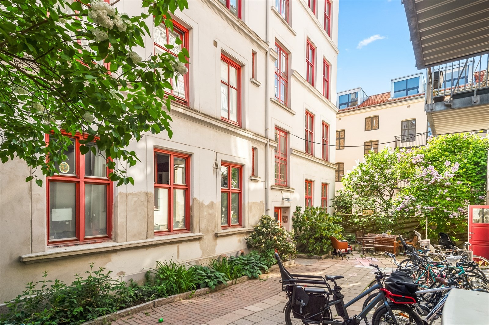 Sykkelparkering i bakgård. Galleribilde