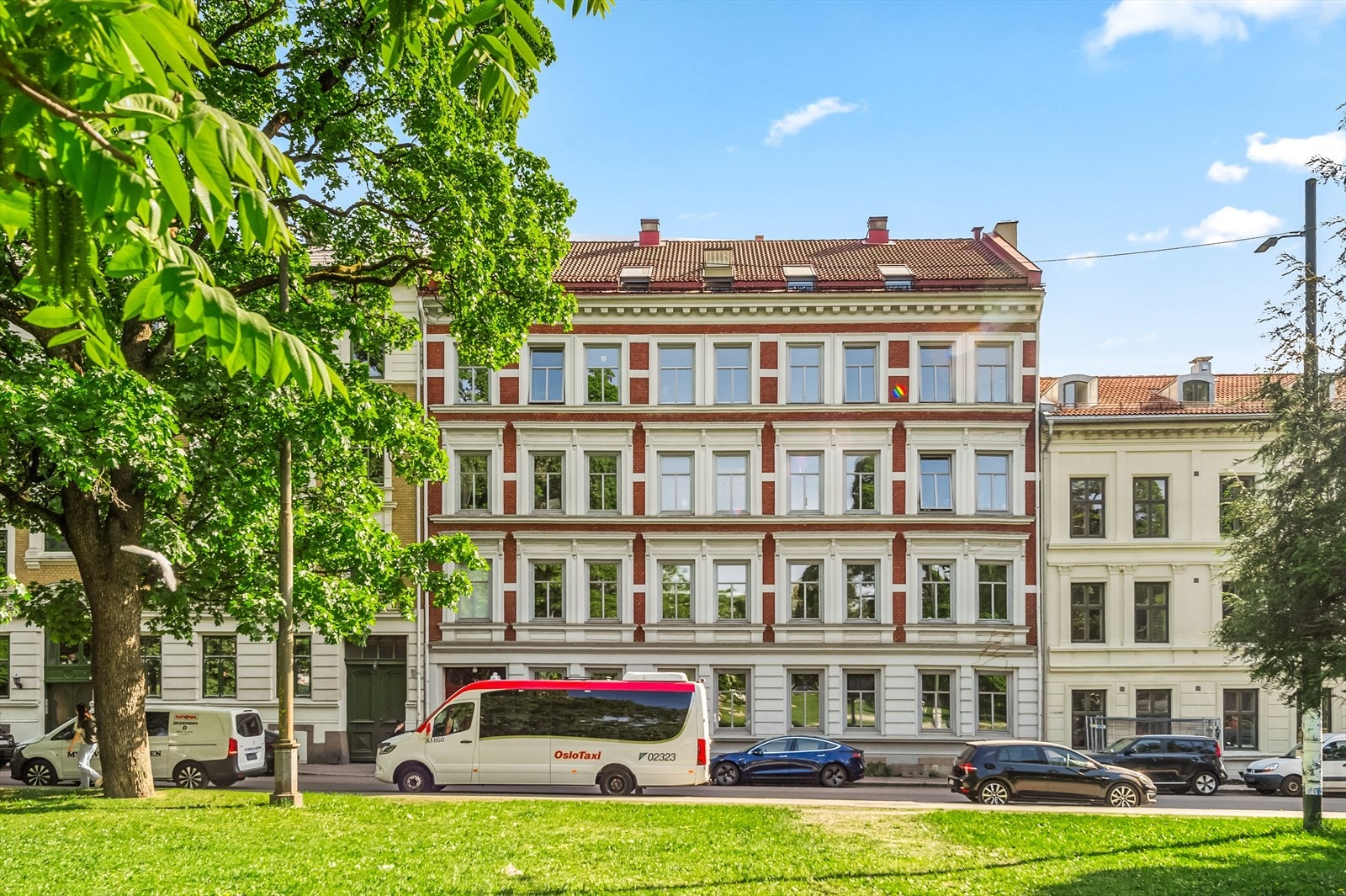 Leiligheten ligger i et meget populært og urbant område ved Sofienberg på Grünerløkka i Oslo. Galleribilde