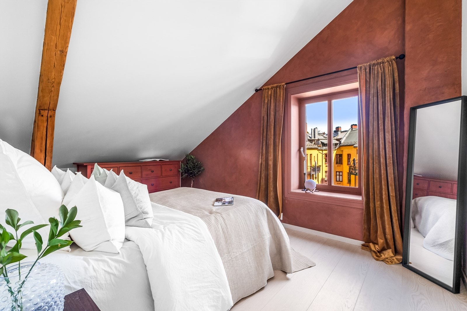 Soverommet vender inn mot rolig bakgård. Galleribilde