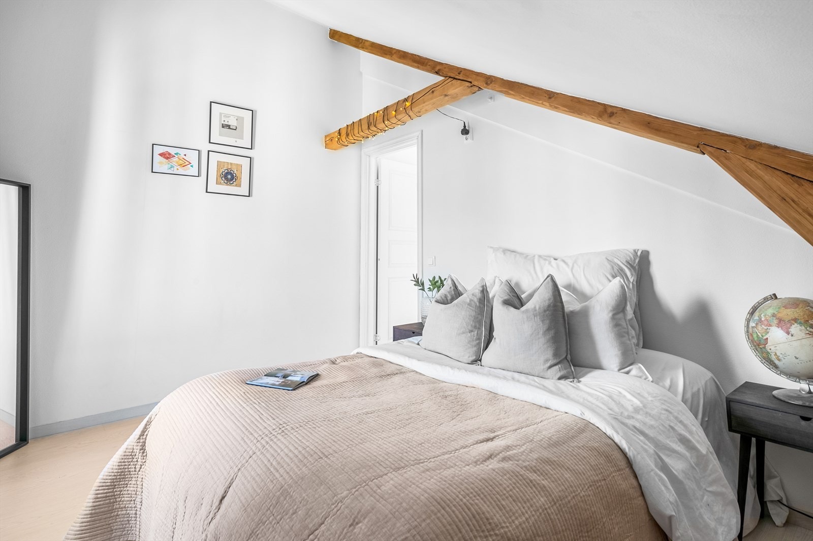 Romslig hovedsoverom med plass til stor dobbeltseng samt øvrig møblement. Galleribilde