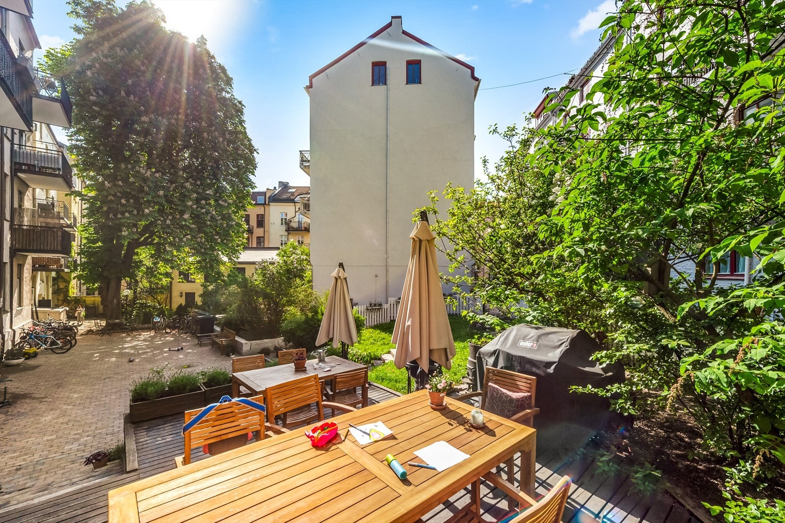 Flott opparbeidet bakgård med sittegruppe, grill og ytterligere utemøblement. Galleribilde