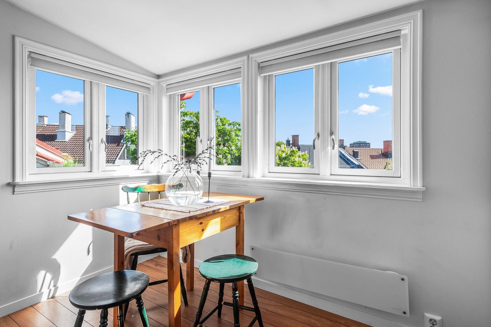 God plass til spisegruppe i tilknytning til kjøkkenet. Galleribilde