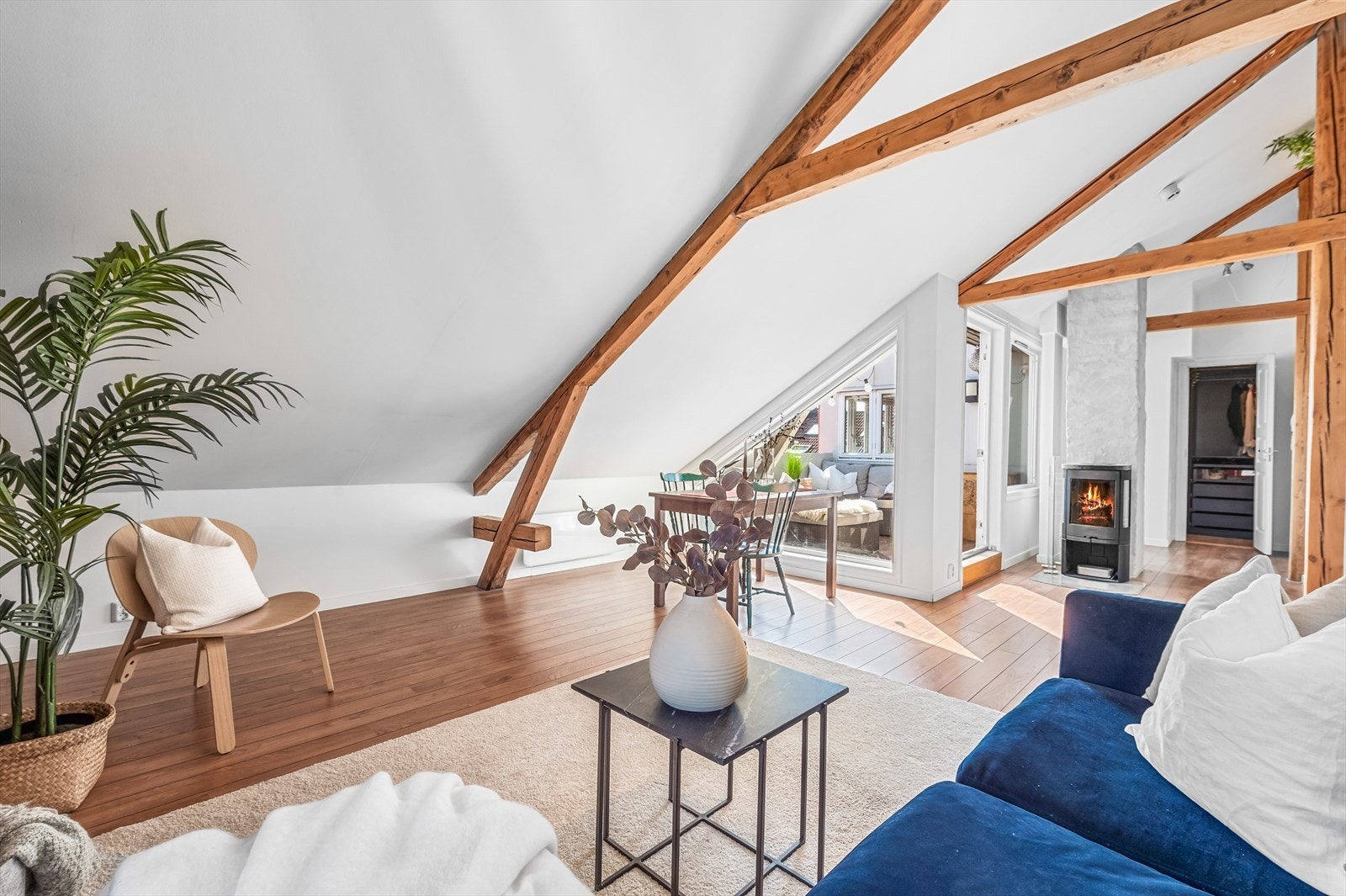 Svært god plassutnyttelse og generøs takhøyde bidrar til at rommet føles svært luftig! Galleribilde