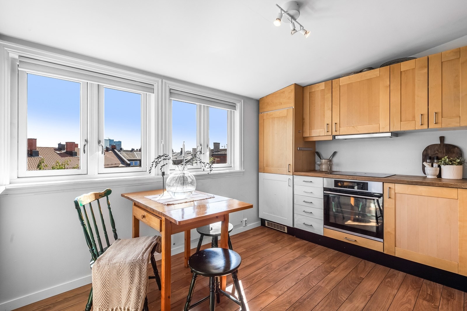 Integrert stekeovn og kjøl / frys. Tilpasset oppvaskmaskin. Galleribilde