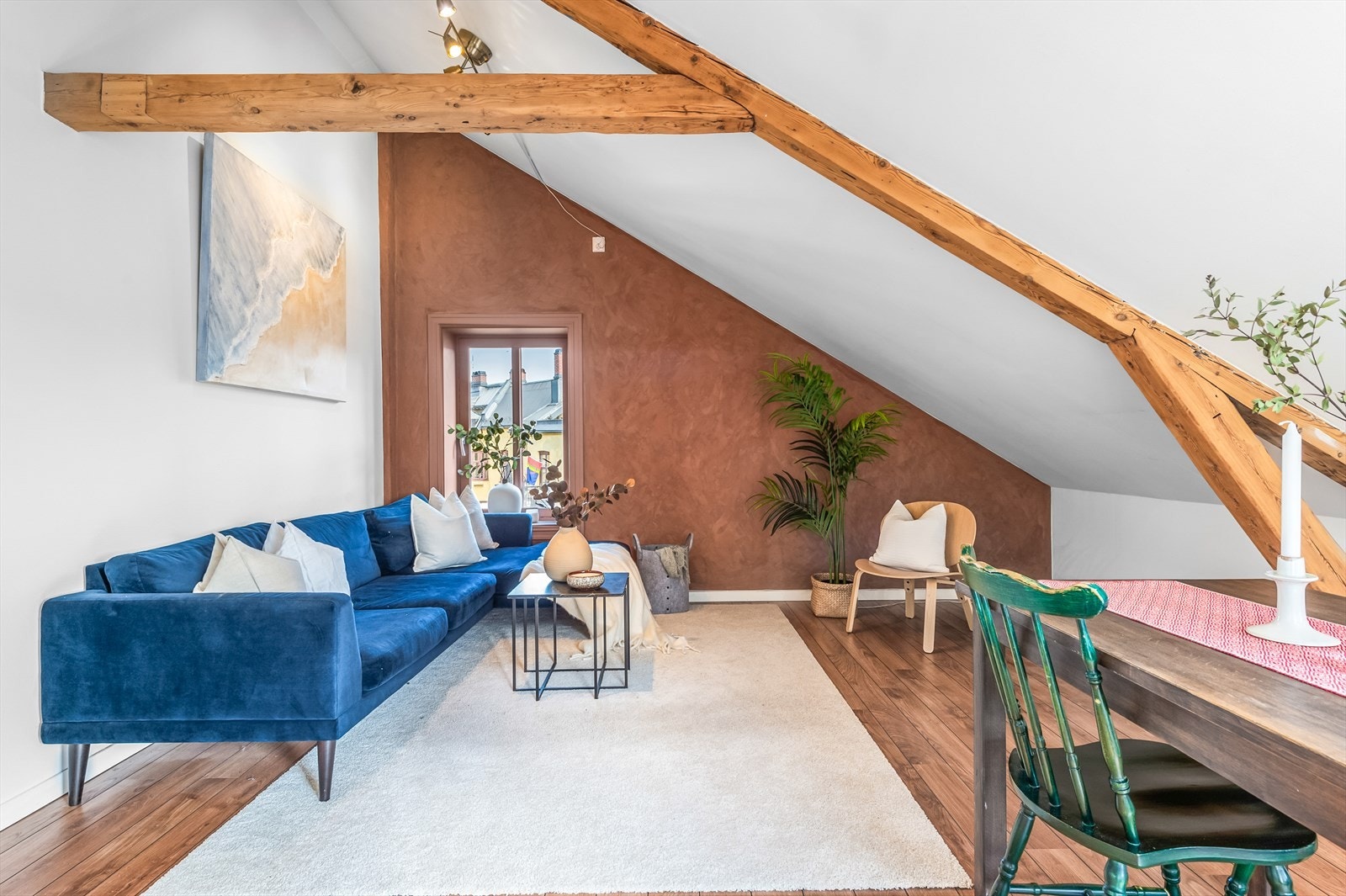 God plass til stor sofagruppe og tilhørende møblement. Galleribilde