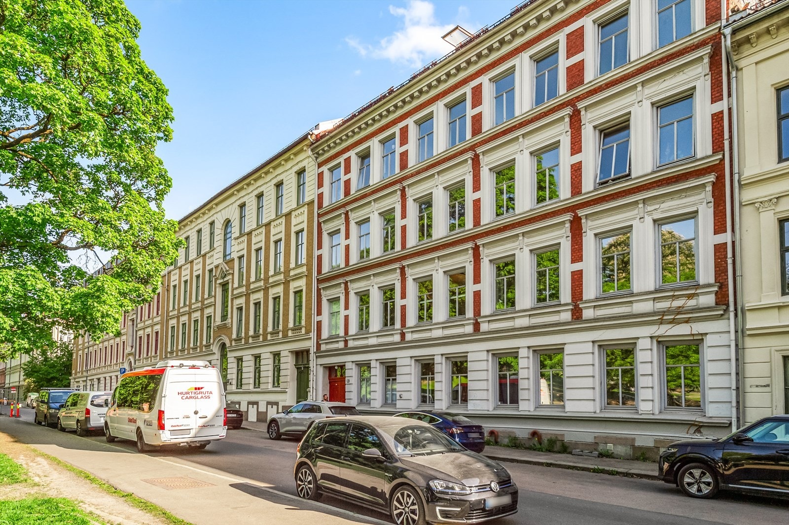 Sofienberggata er en stille og rolig sidegate uten gjennomgangstrafikk, og bydelen er velkjent for sitt unike service- og kulturliv. Galleribilde